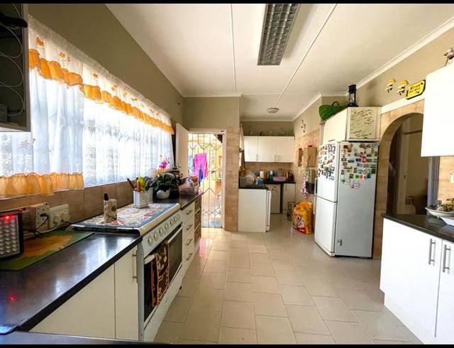 3 BEDROOM HOUSE FOR SALE IN SEA VIEW